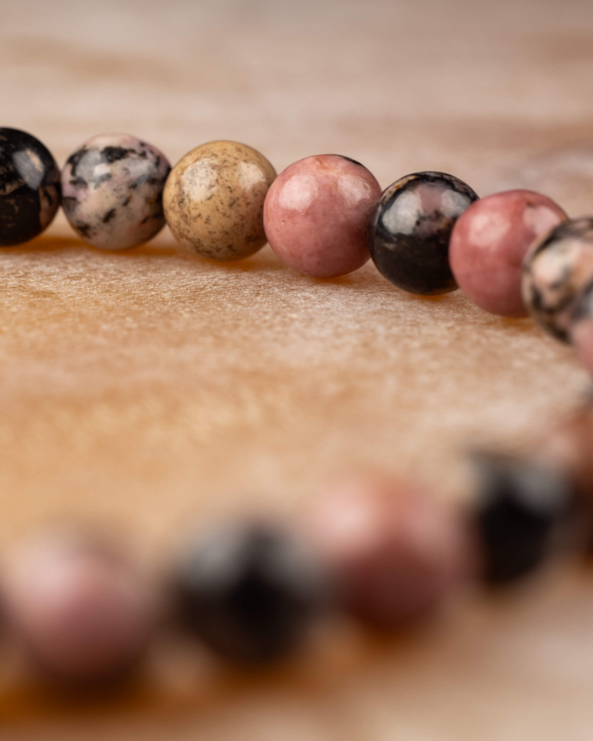 Perspectiva de la pulsera de Rodonita encaje negro, cuentas rosas y grises con vetas negras