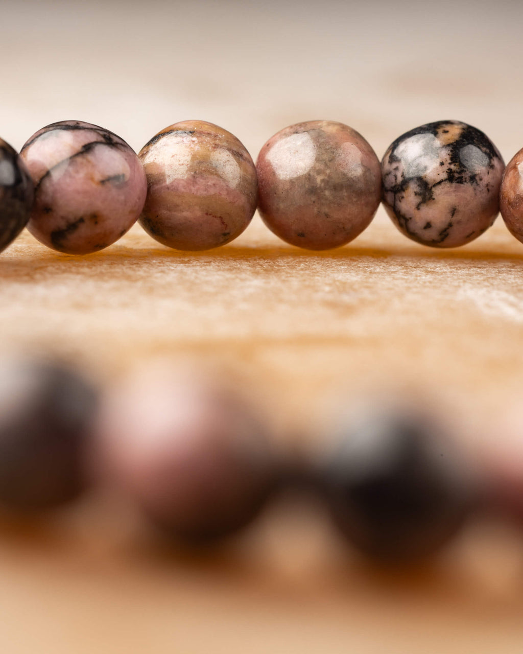 Perspectiva de la pulsera de Rodonita encaje negro, cuentas rosas y grises con vetas negras