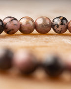 Perspectiva de la pulsera de Rodonita encaje negro, cuentas rosas y grises con vetas negras