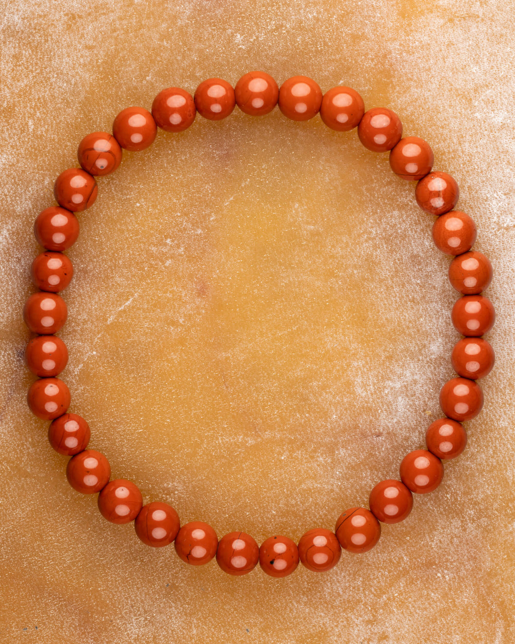 Pulsera de Jaspe Rojo de 6 mm, pieza completa en círculo sobre superficie clara