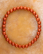 Pulsera de Jaspe Rojo de 6 mm, pieza completa en círculo sobre superficie clara