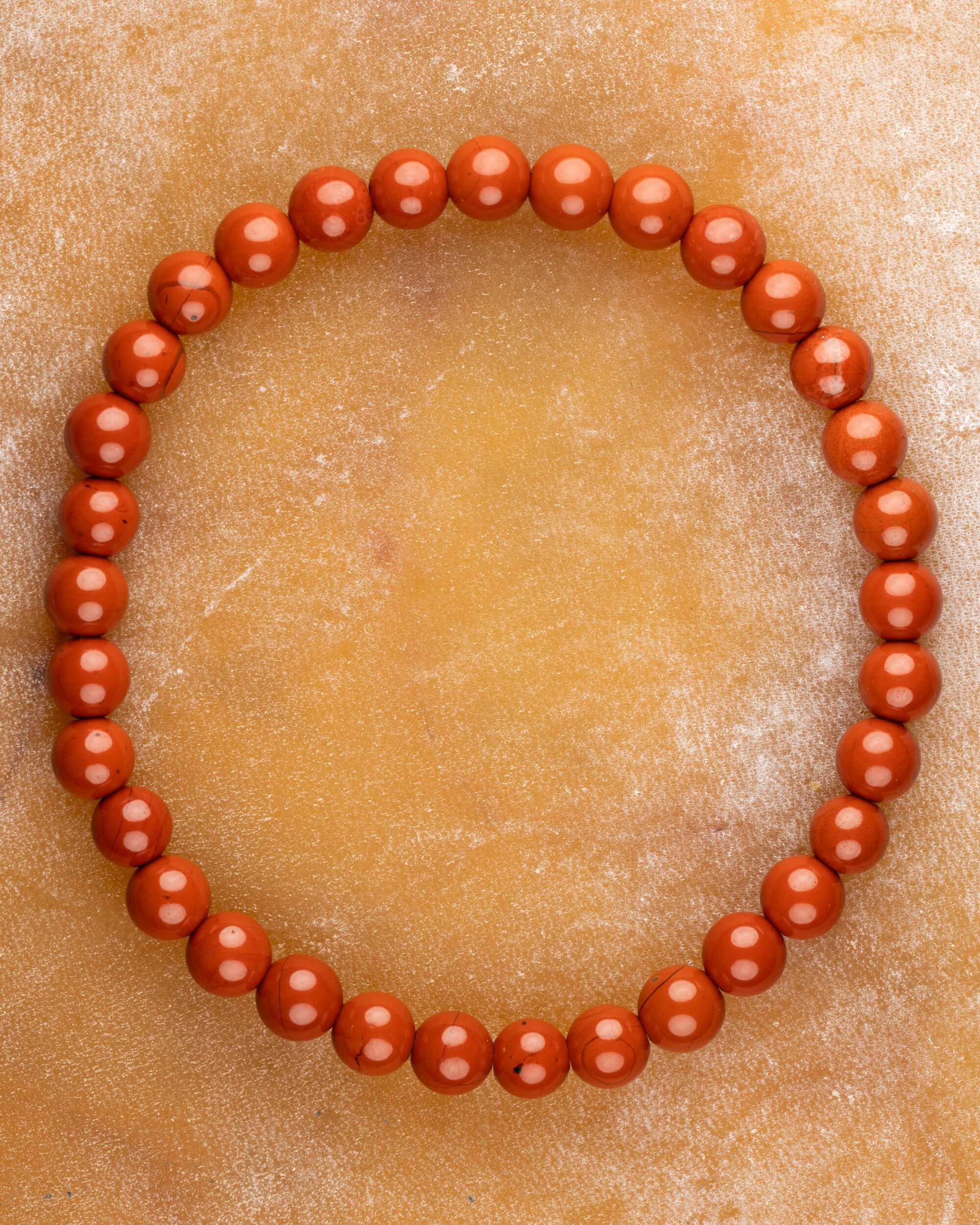 Pulsera de Jaspe Rojo de 6 mm, pieza completa en círculo sobre superficie clara