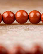 Pulsera de Jaspe Rojo vista de frente en fila horizontal sobre superficie clara