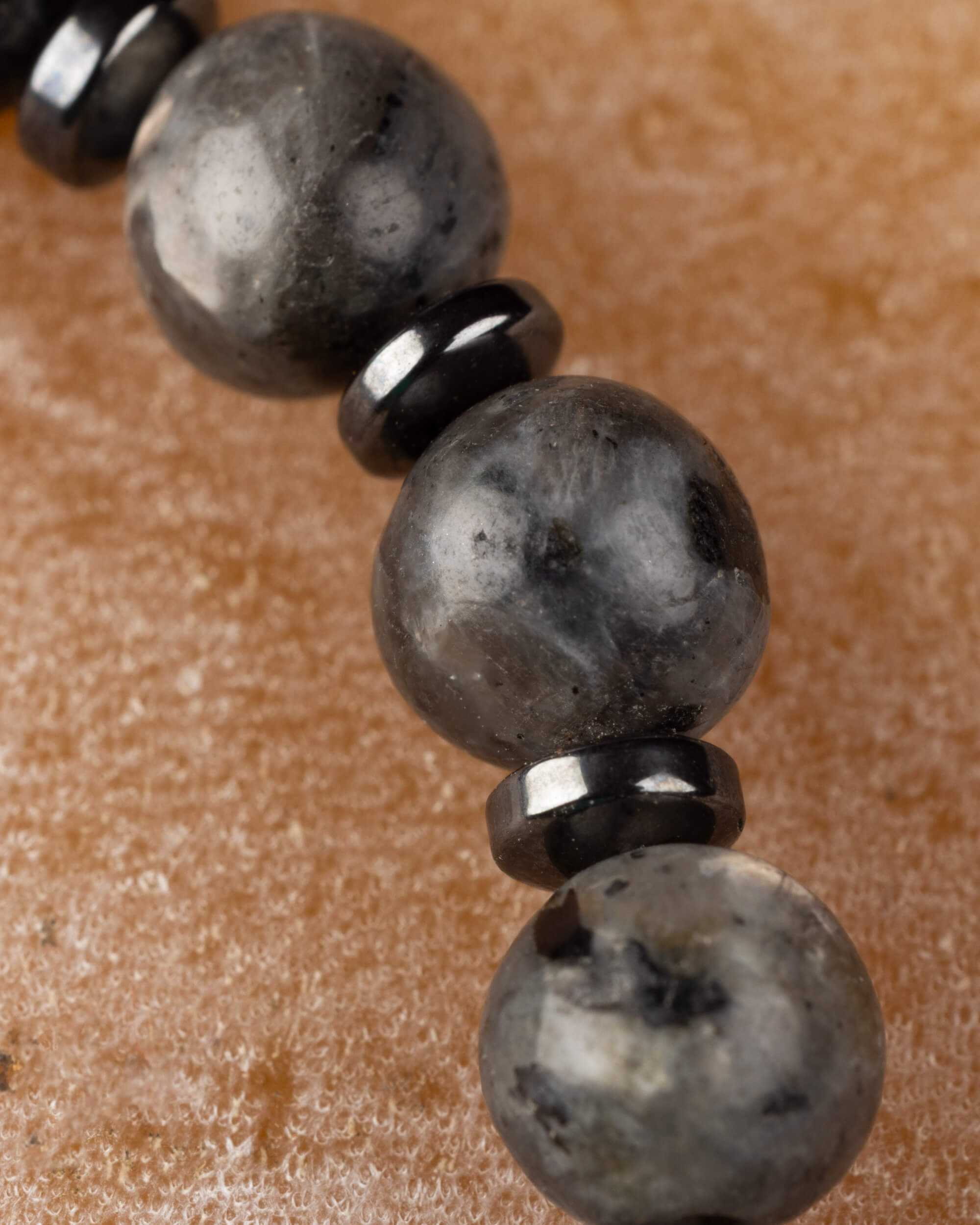 Pulsera de Larvikita, Labradorita y Hematita 🩸🛡️🌌 (6 mm) Protección, Intuición y Transformación