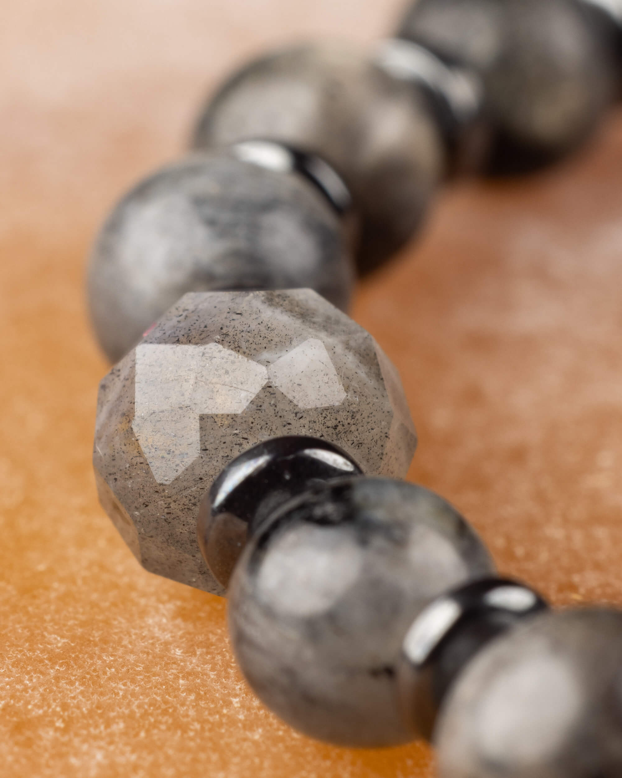 Pulsera de Larvikita, Labradorita y Hematita 🩸🛡️🌌 (6 mm) Protección, Intuición y Transformación