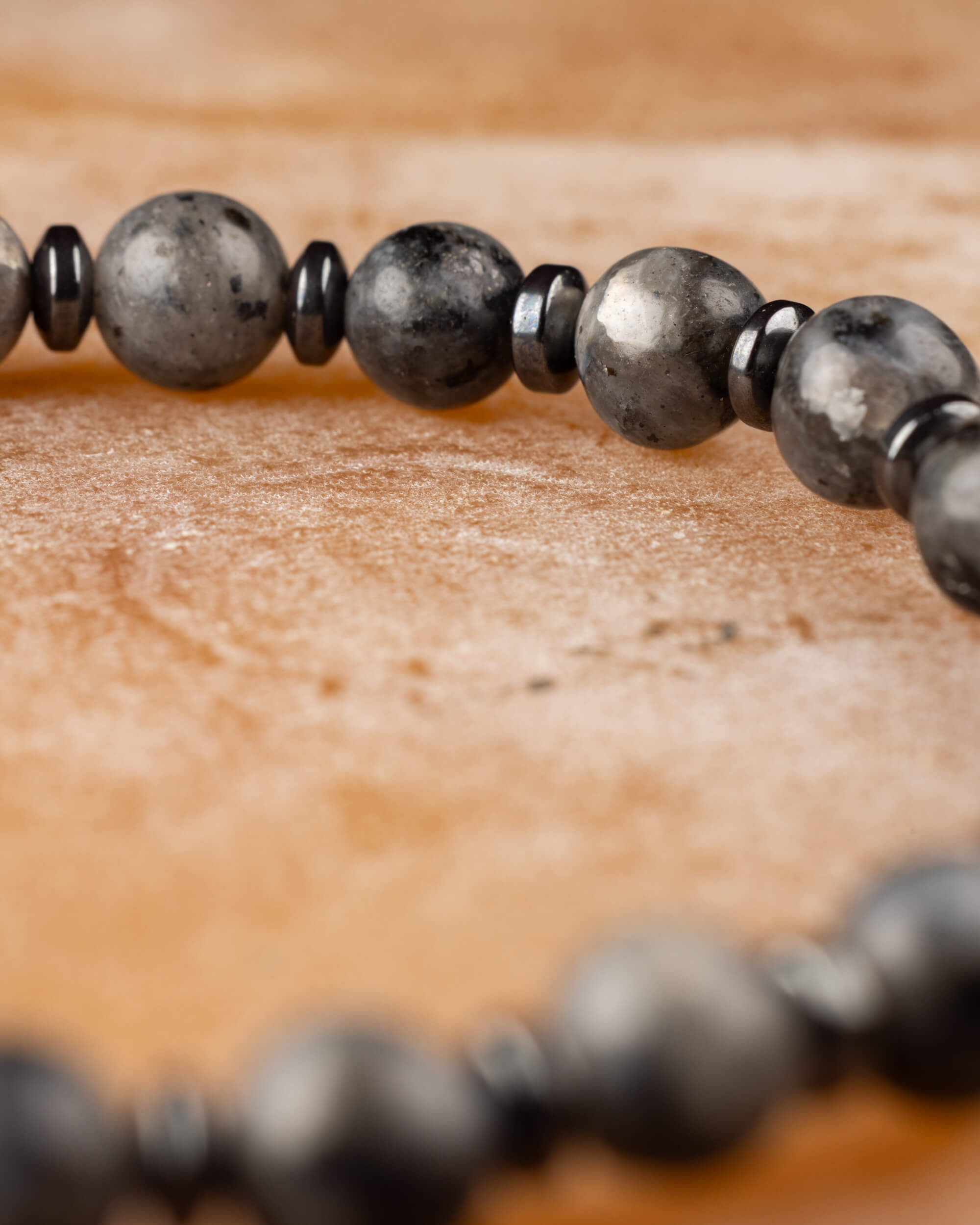 Pulsera de Larvikita, Labradorita y Hematita 🩸🛡️🌌 (6 mm) Protección, Intuición y Transformación