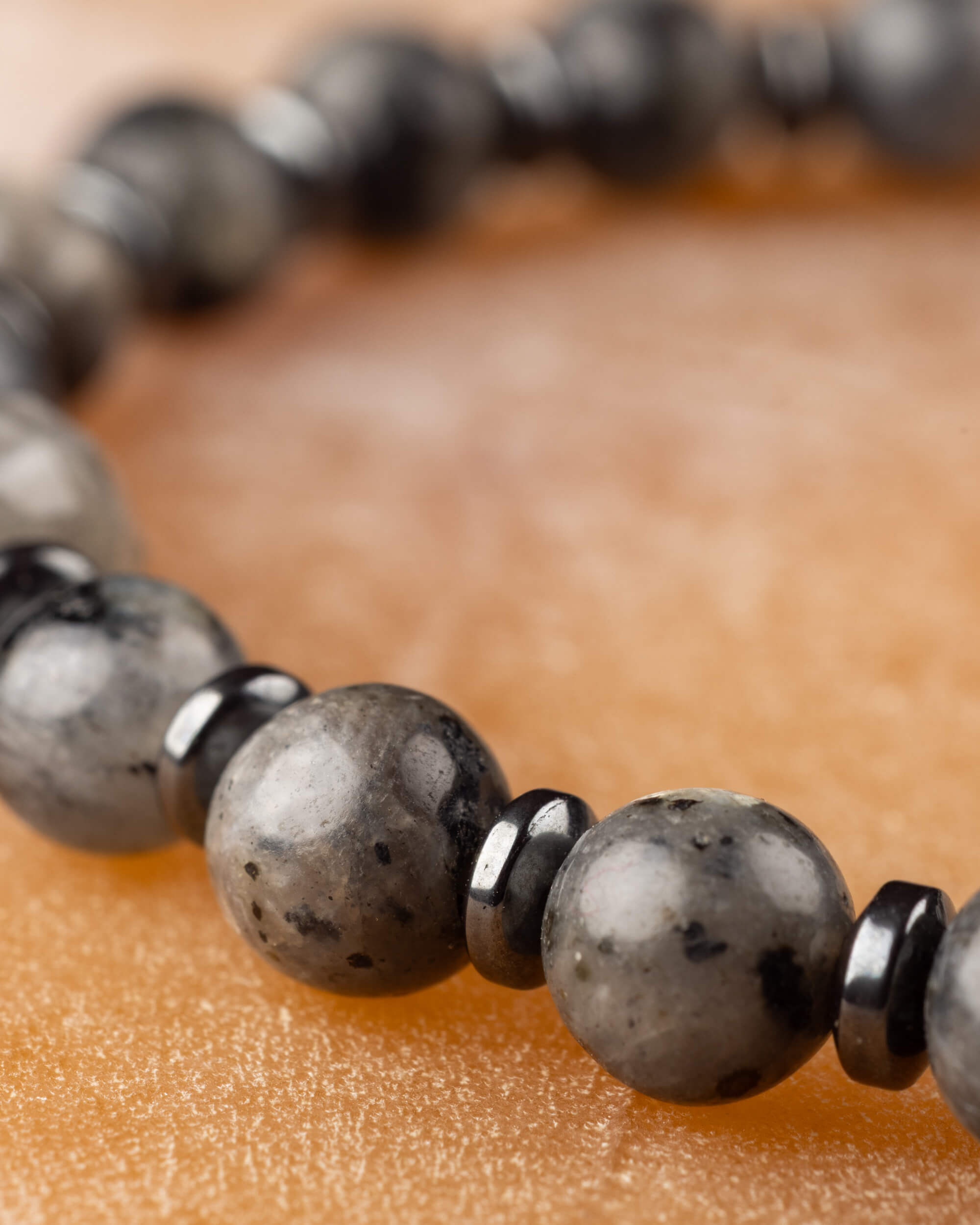 Pulsera de Larvikita, Labradorita y Hematita 🩸🛡️🌌 (6 mm) Protección, Intuición y Transformación