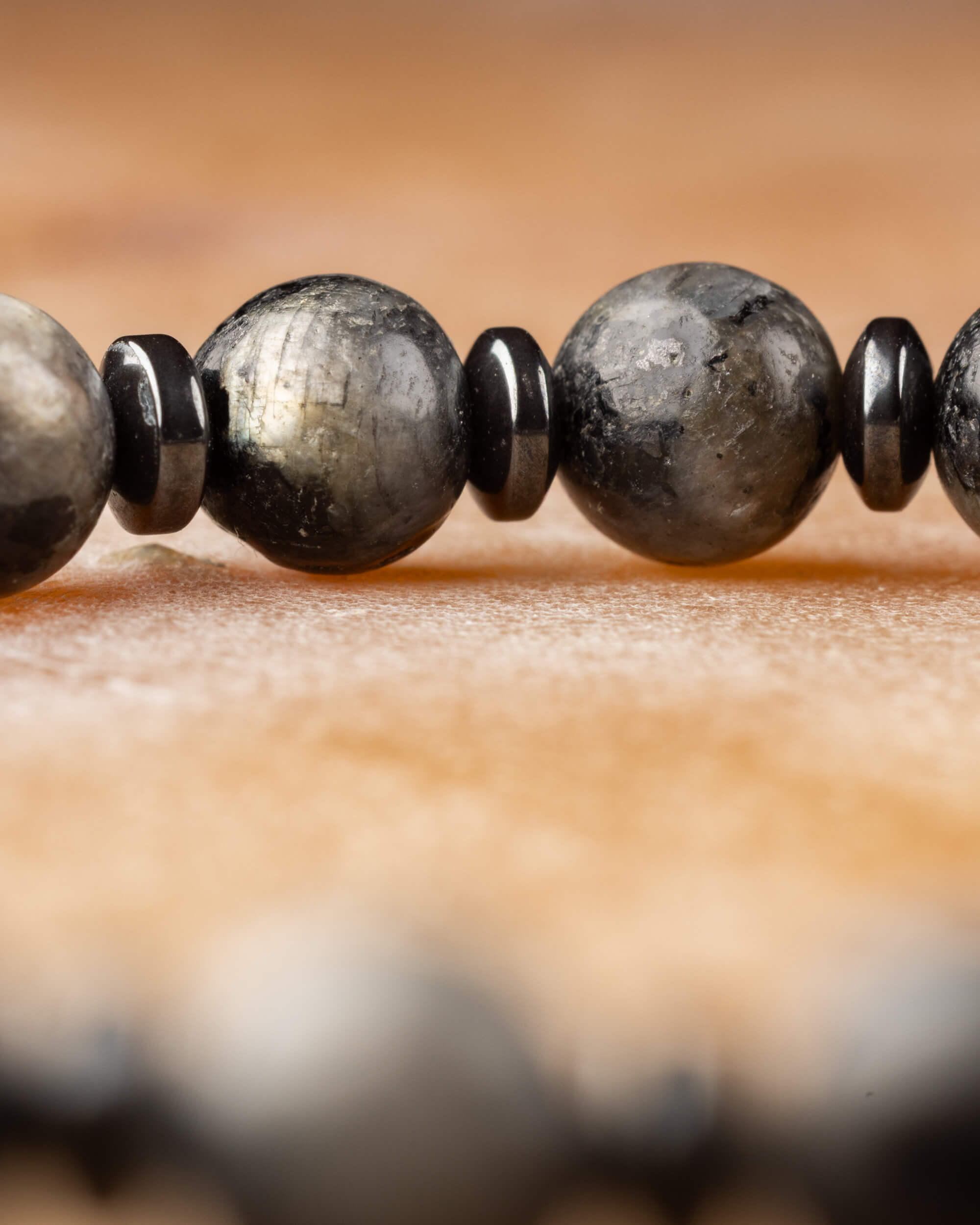Pulsera de Larvikita, Labradorita y Hematita 🩸🛡️🌌 (6 mm) Protección, Intuición y Transformación