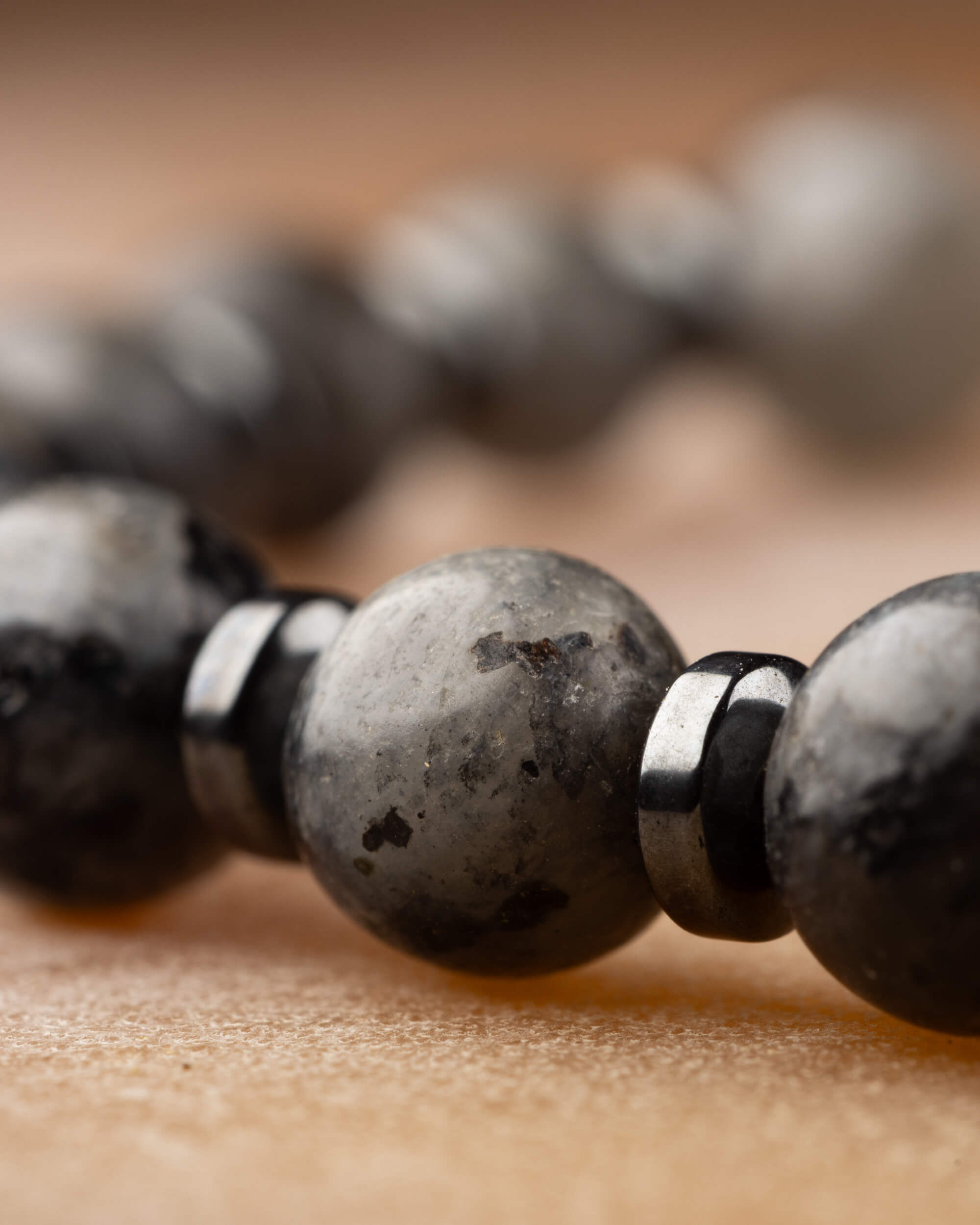 Pulsera de Larvikita, Labradorita y Hematita 🩸🛡️🌌 (6 mm) Protección, Intuición y Transformación
