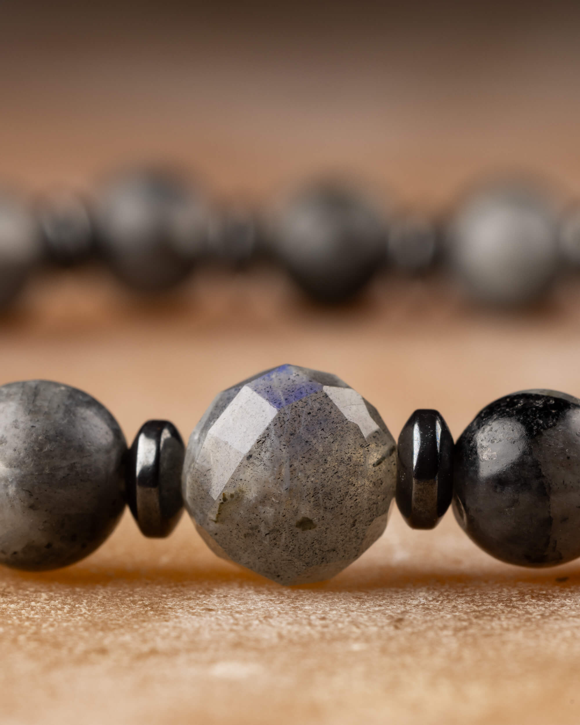 Pulsera de Larvikita, Labradorita y Hematita 🩸🛡️🌌 (6 mm) Protección, Intuición y Transformación