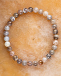 Pulsera de Ágata Botsuana de 6 mm, pieza completa en círculo sobre superficie color terracota