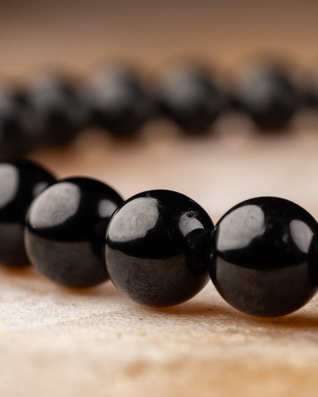Detalle macro de las cuentas de Turmalina Negra con reflejos plateados