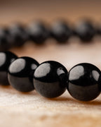 Detalle macro de las cuentas de Turmalina Negra con reflejos plateados