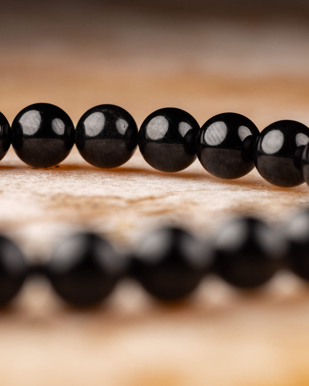 Pulsera de Turmalina Negra vista de perfil con doble hilera de cuentas