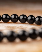 Pulsera de Turmalina Negra vista de perfil con doble hilera de cuentas