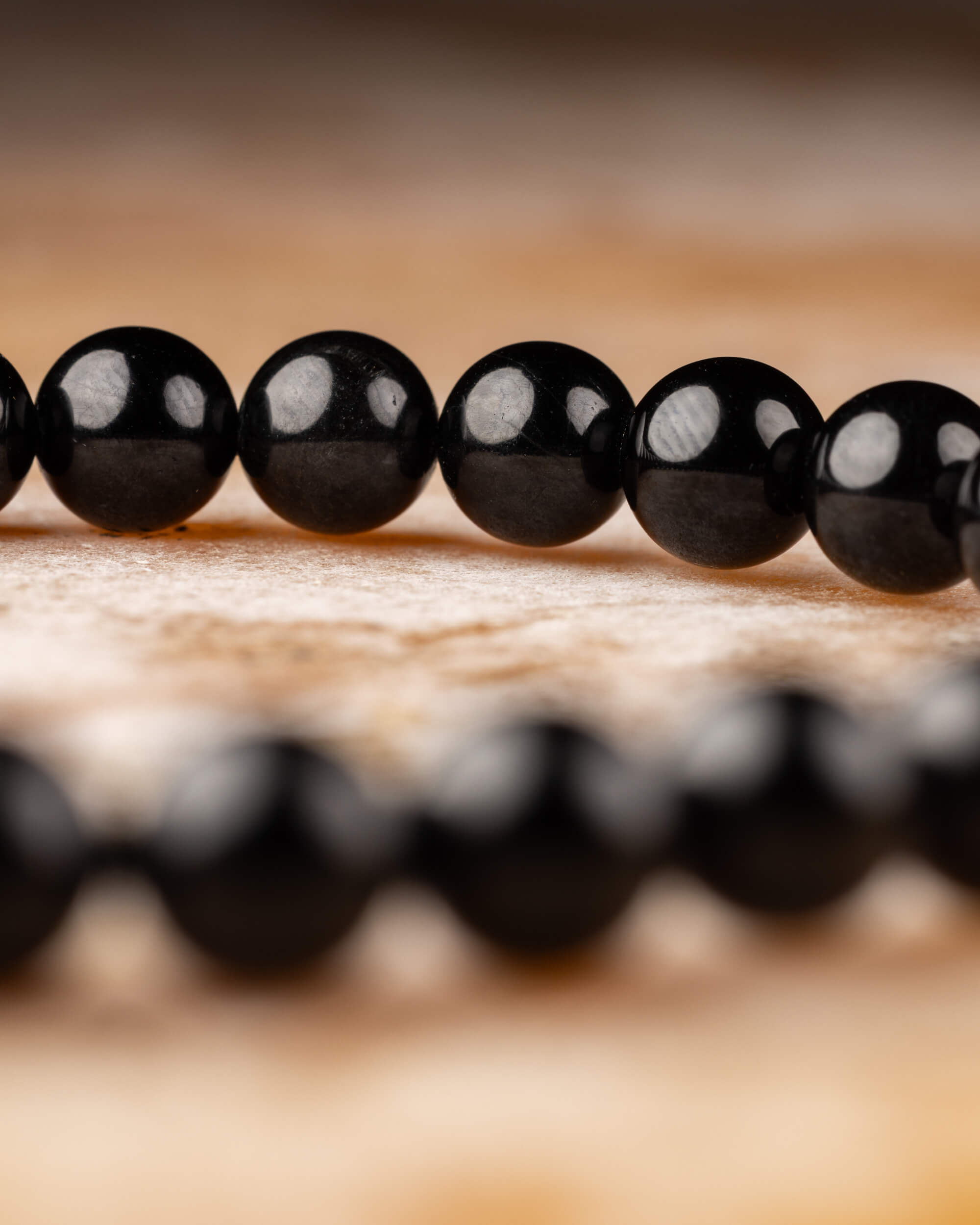 Pulsera de Turmalina Negra vista de perfil con doble hilera de cuentas