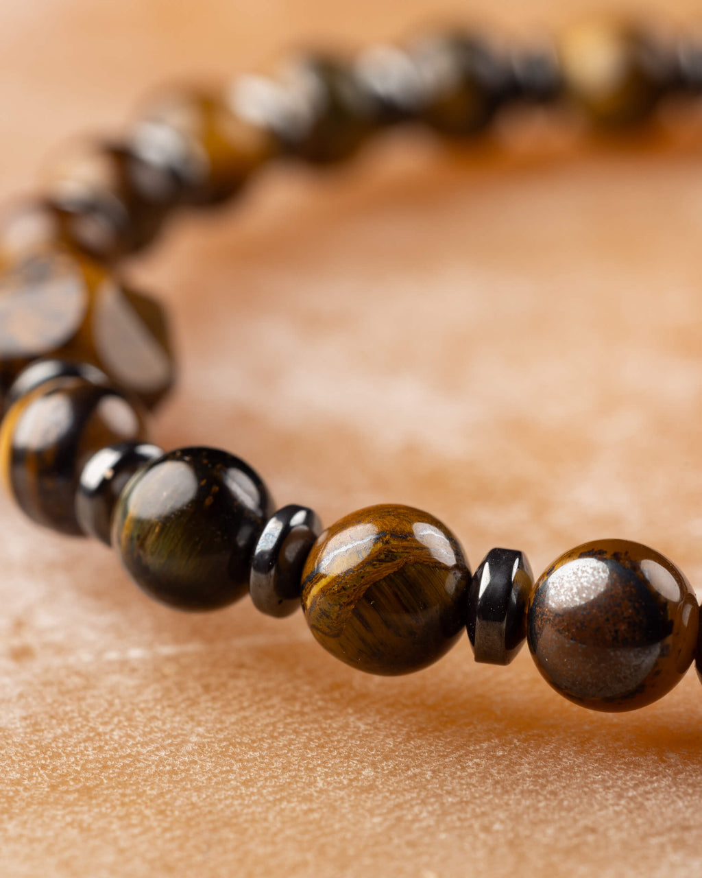 Pulsera de Ojo de Tigre y Hematita en perspectiva, cuentas y separadores en curva