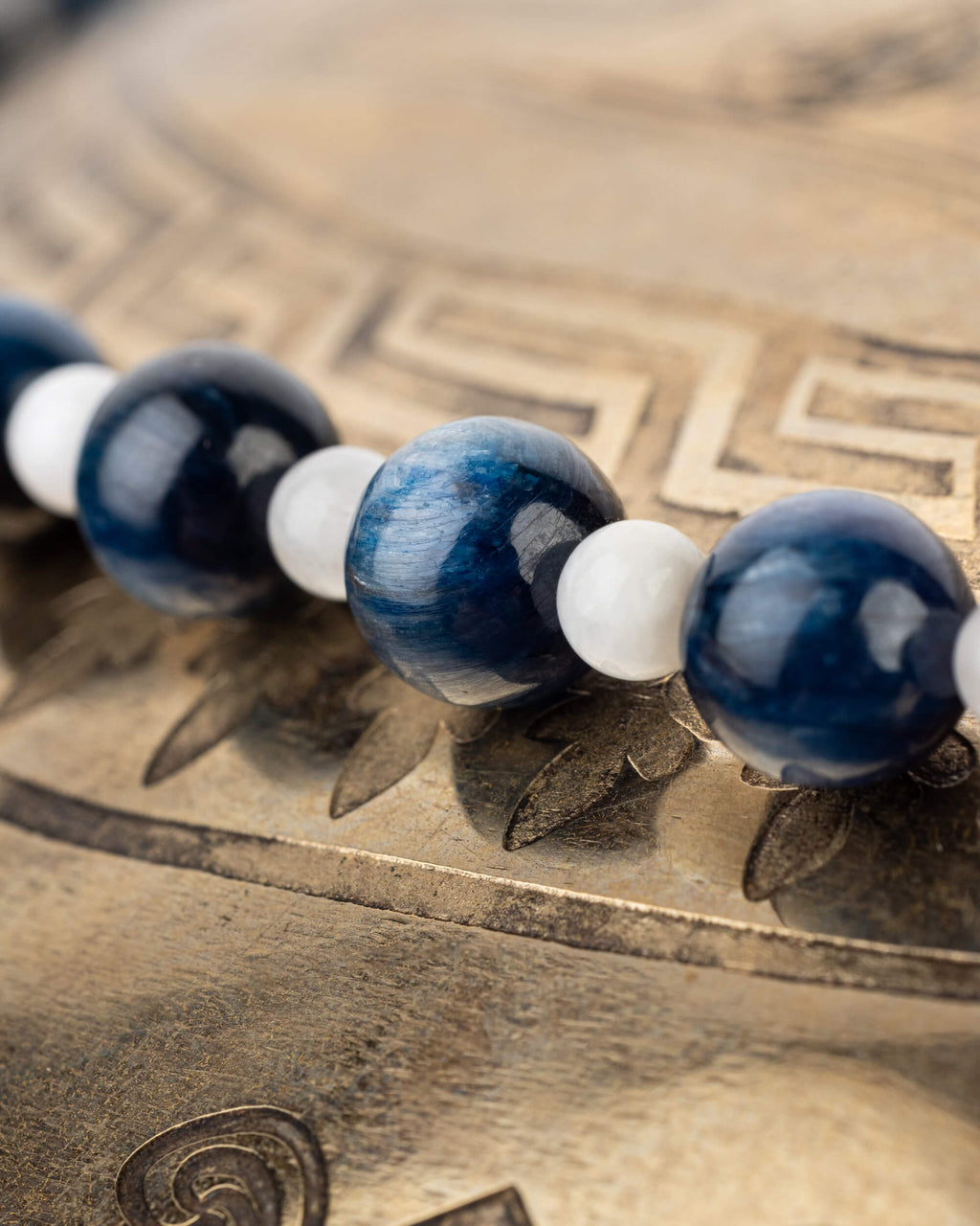 Detalle macro de las cuentas de Cianita azul junto a esferas de Piedra Luna