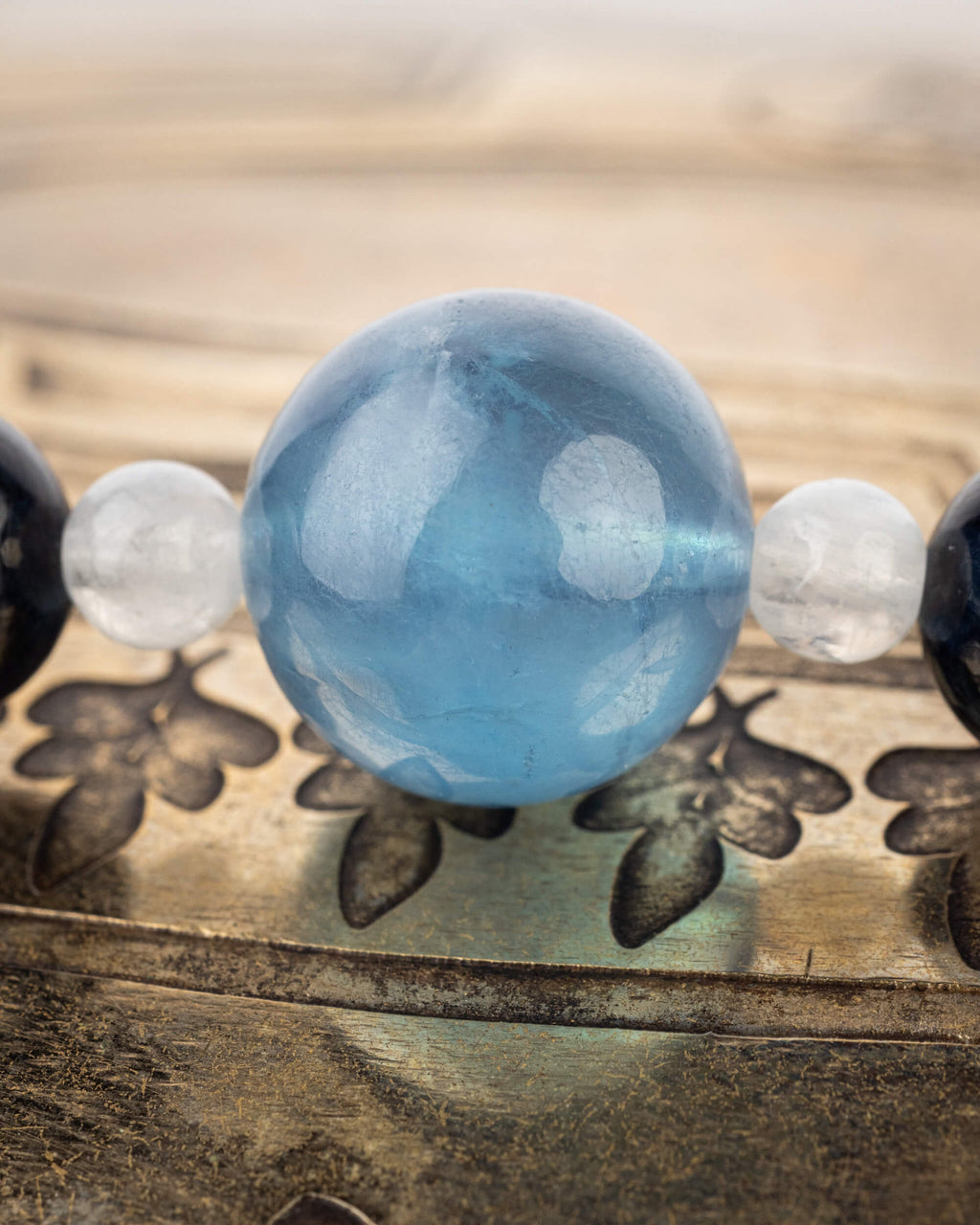 Detalle macro de la esfera translúcida de Aguamarina junto a Piedra Luna