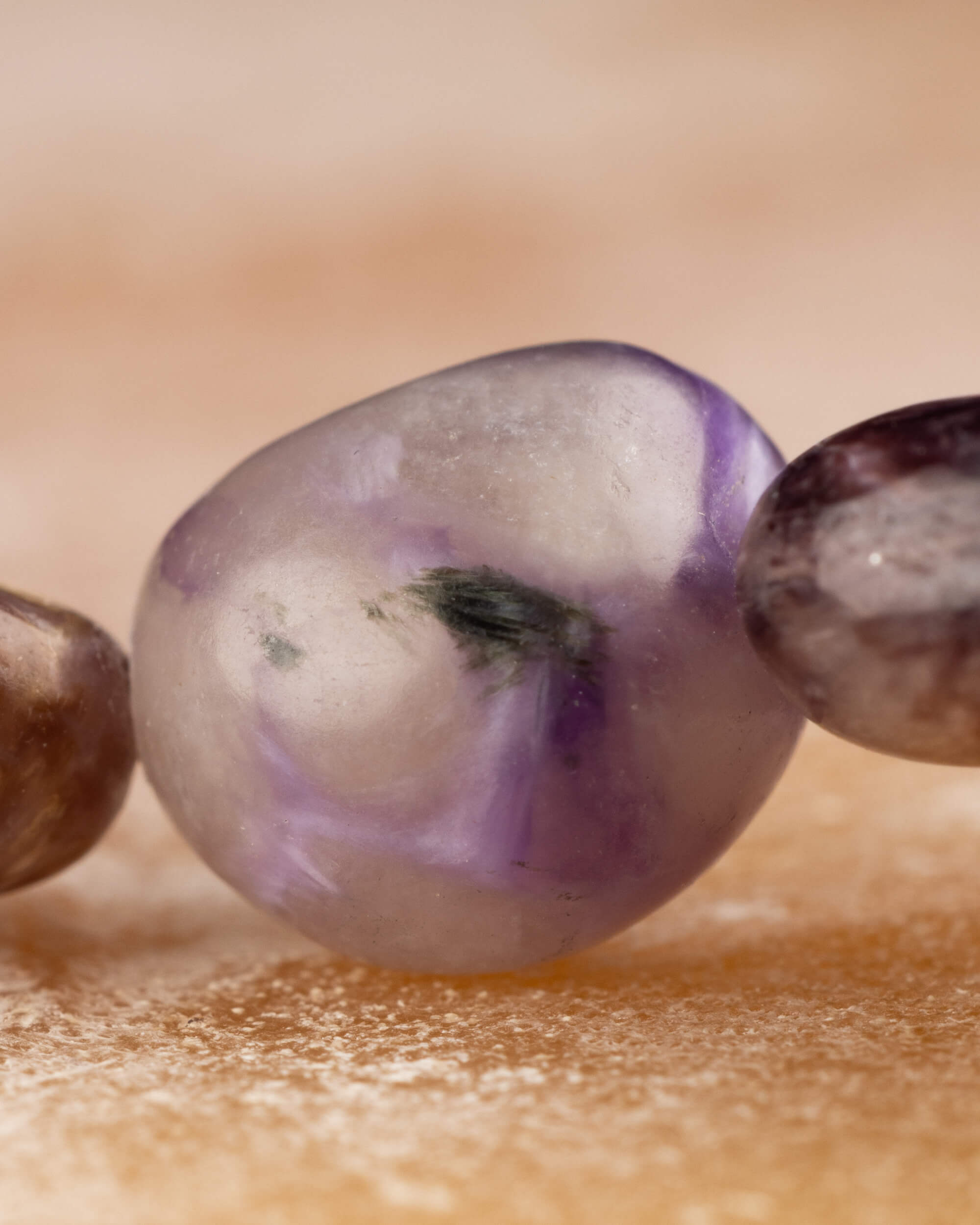 Detalle macro de una piedra de Charoita con manchas moradas y grises