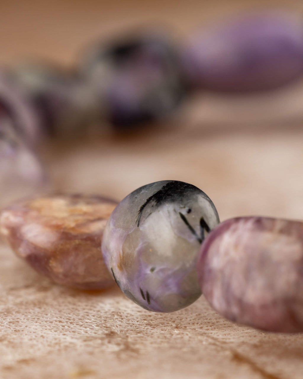 Detalle macro de las piedras irregulares de Charoita con vetas moradas y negras