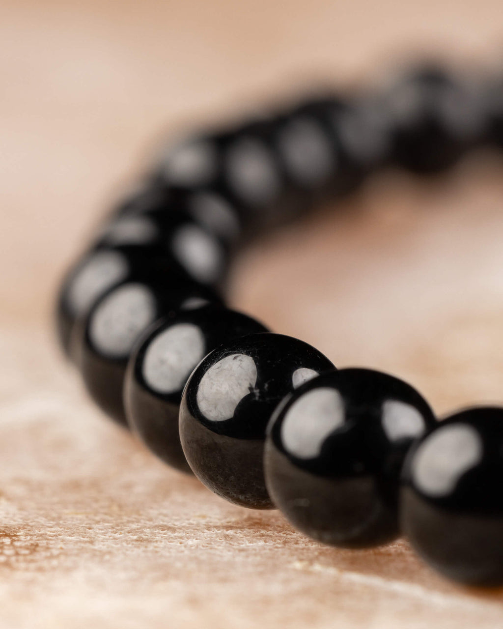Primer plano de las cuentas de Turmalina Negra formando el círculo de la pulsera
