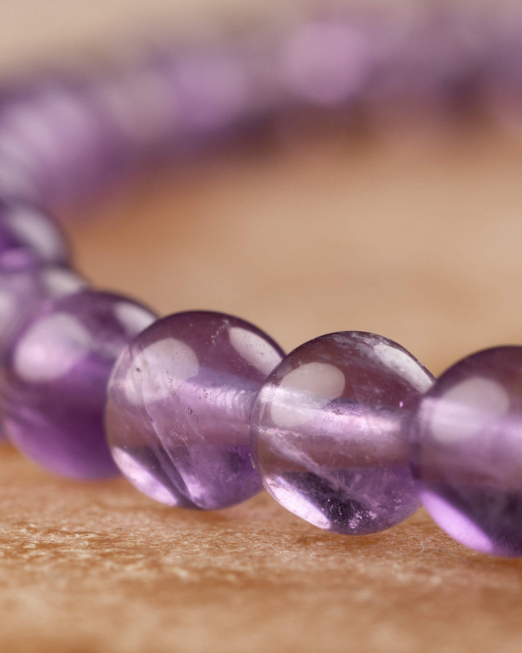 Pulsera de Amatista curvada con cuentas nítidas al frente y desenfocadas atrás