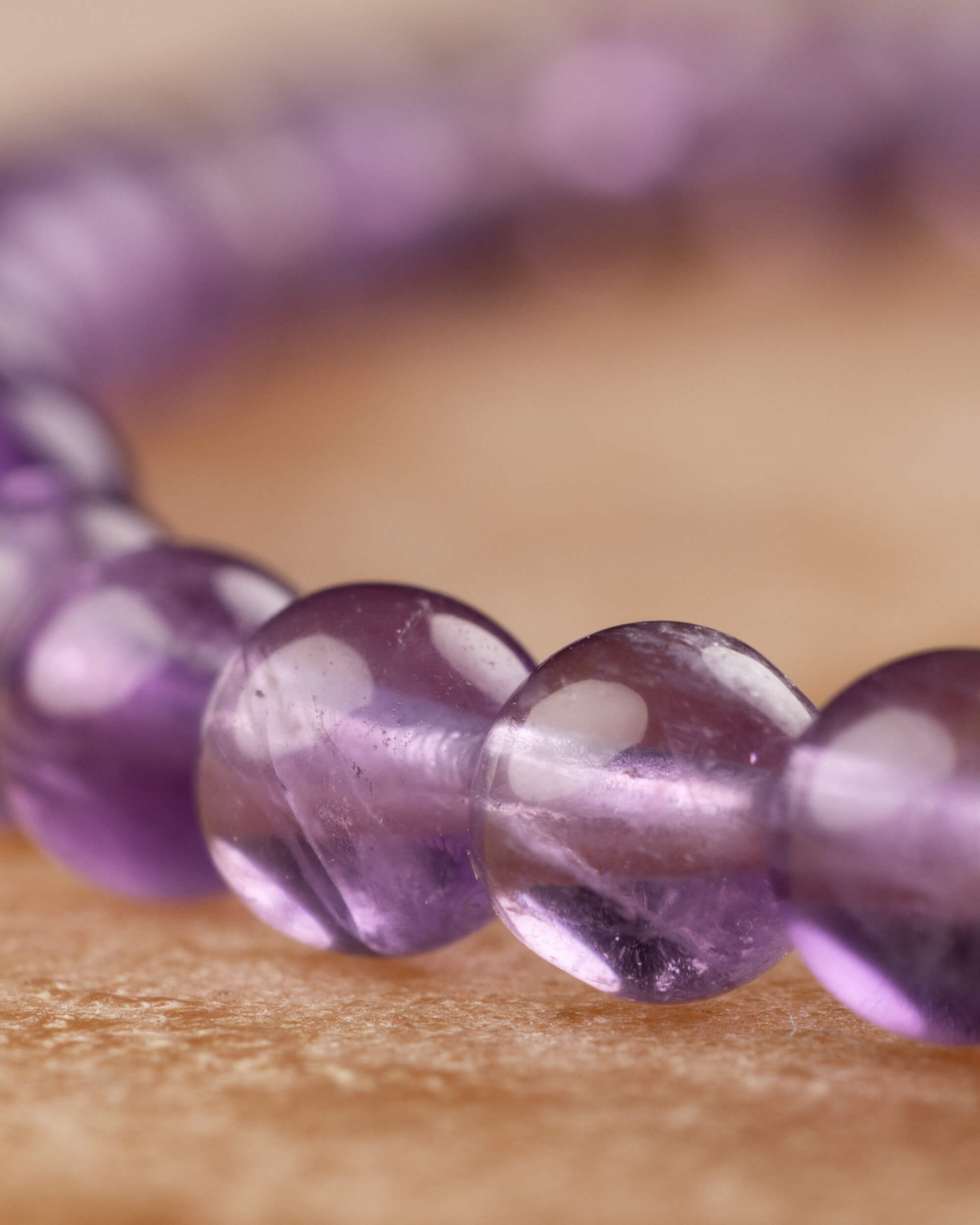 Pulsera de Amatista curvada con cuentas nítidas al frente y desenfocadas atrás