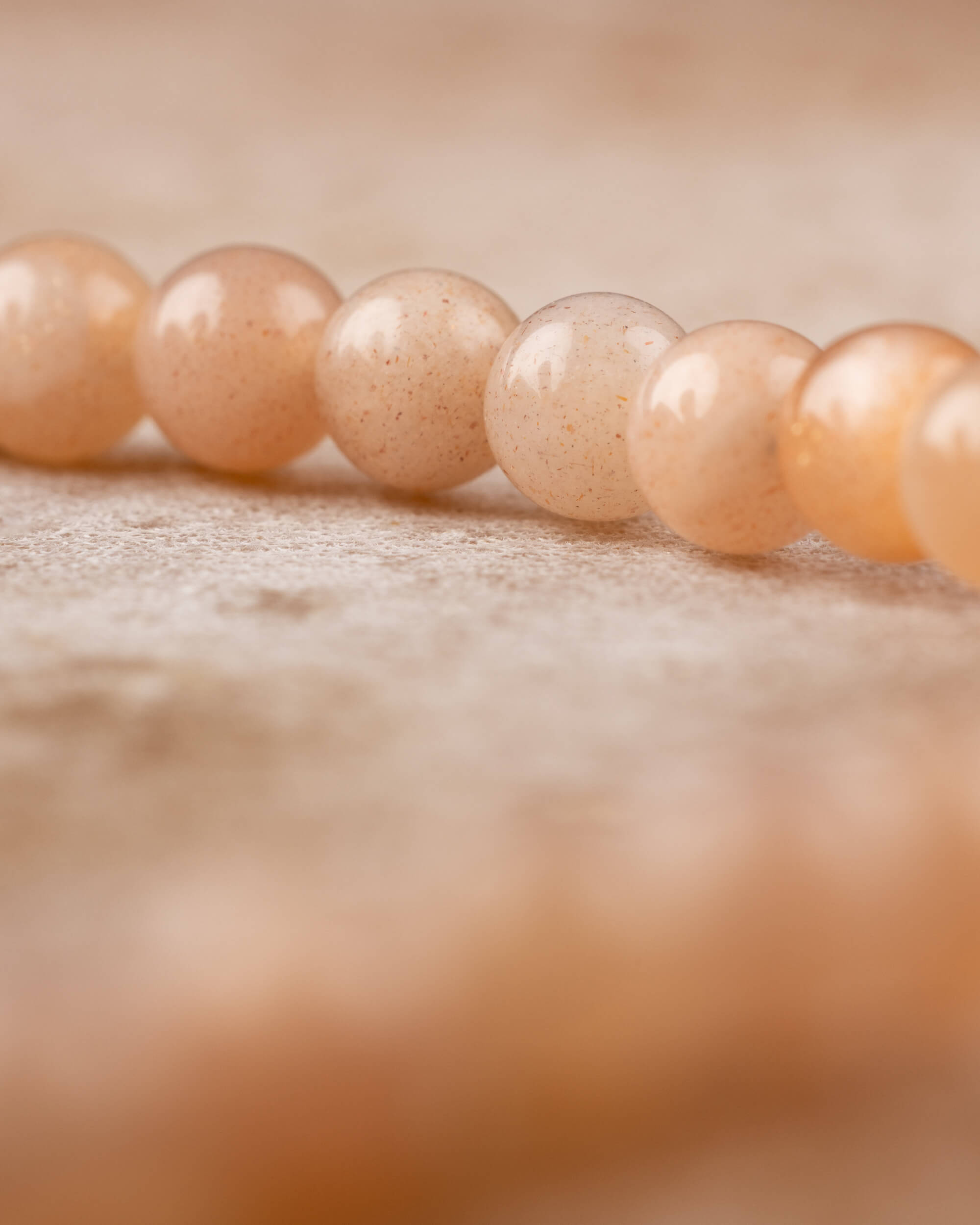 Detalle macro de la hilera de cuentas pequeñas de Piedra Sol Naranja