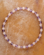 Pulsera de Amatista y Cuarzo Rosa de 4 mm, pieza completa en círculo sobre superficie marmoleada
