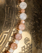 Detalle macro de cuentas de Piedra Sol y Piedra Luna del codificador sobre cuenco grabado