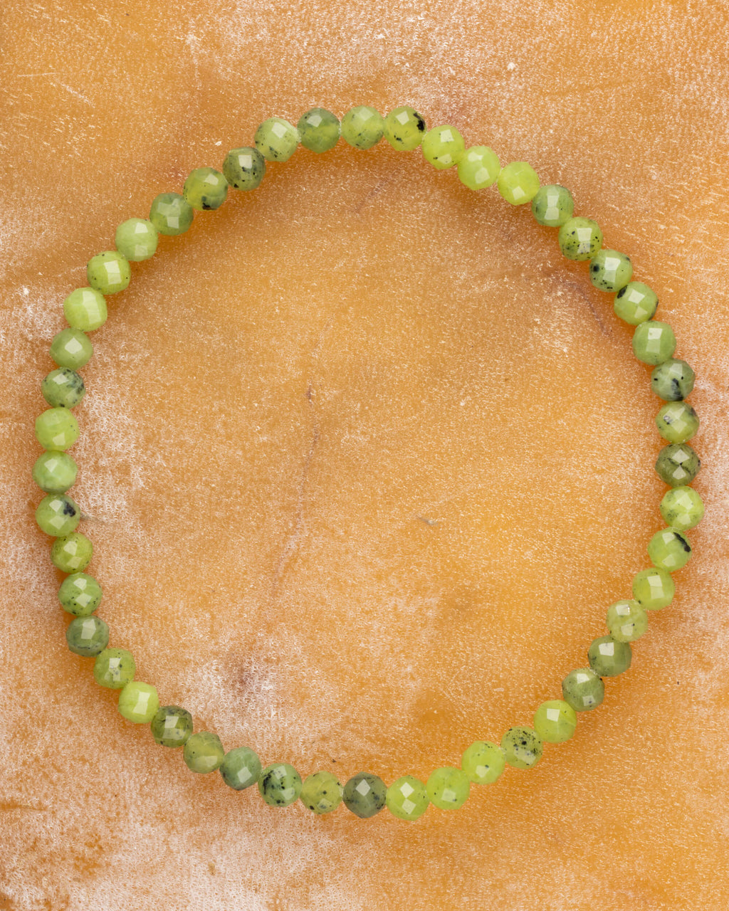 Pulsera de Jade Verde de 4 mm facetada redonda, pieza completa sobre superficie de mármol