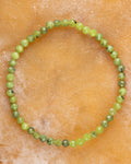 Pulsera de Jade Verde de 4 mm facetada redonda, pieza completa sobre superficie de mármol