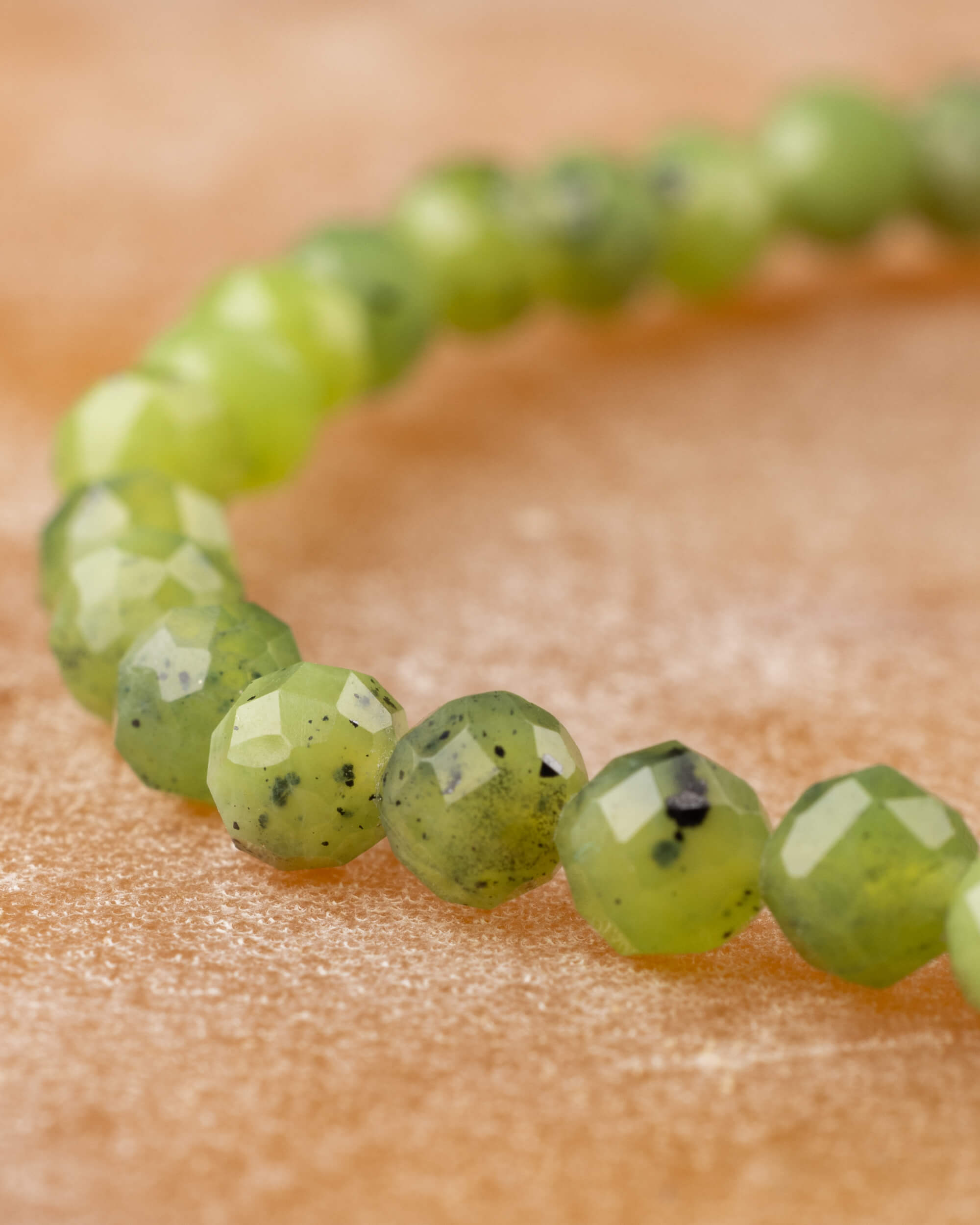 Pulsera de Jade Verde vista de perfil, con sus cuentas facetadas en curva
