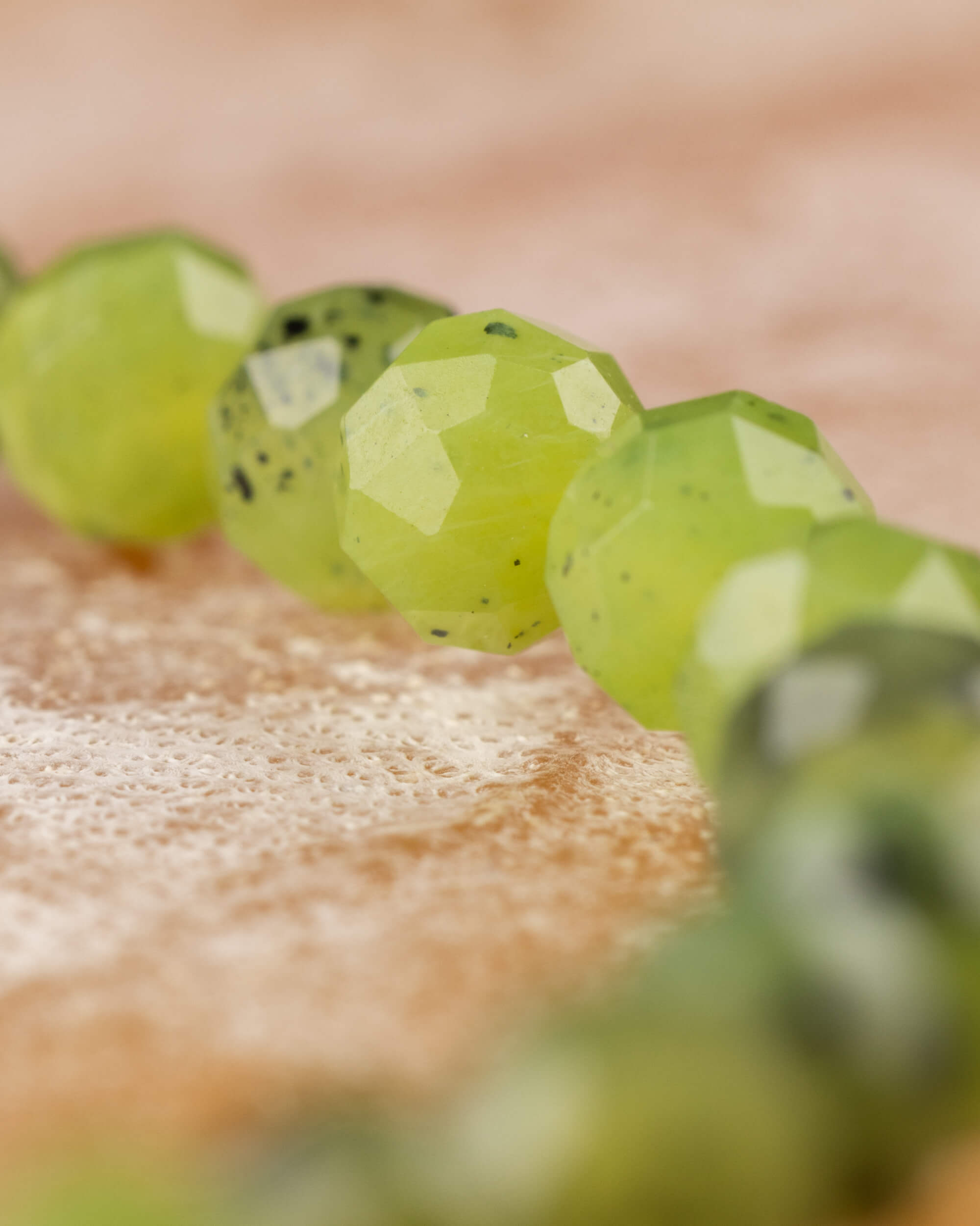 Detalle macro de las cuentas facetadas de Jade Verde de la pulsera