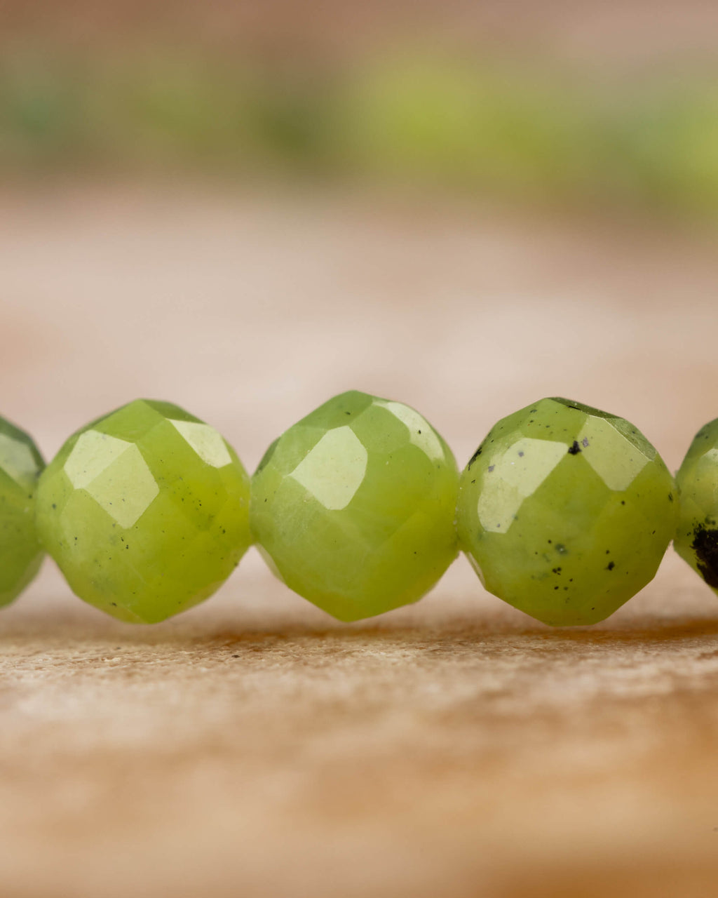 Detalle macro de las cuentas facetadas de Jade Verde de la pulsera