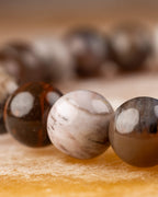 Detalle macro de la veta blanca y café de las cuentas de Madera Petrificada