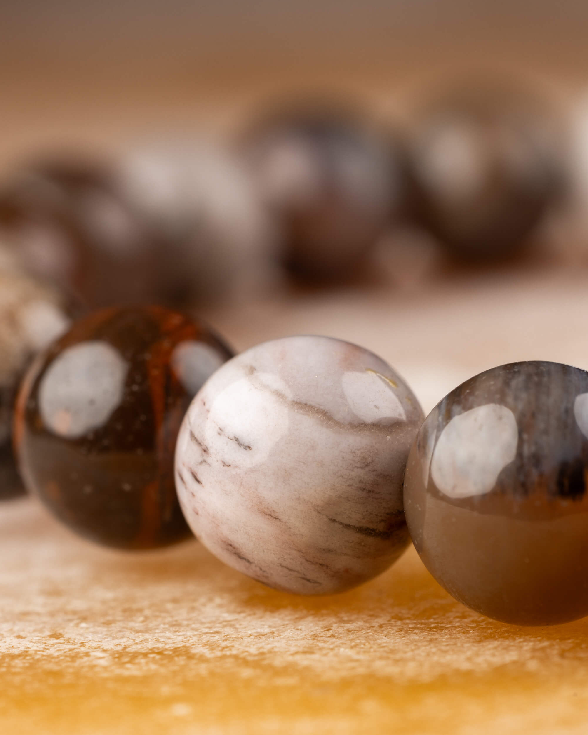 Detalle macro de la veta blanca y café de las cuentas de Madera Petrificada