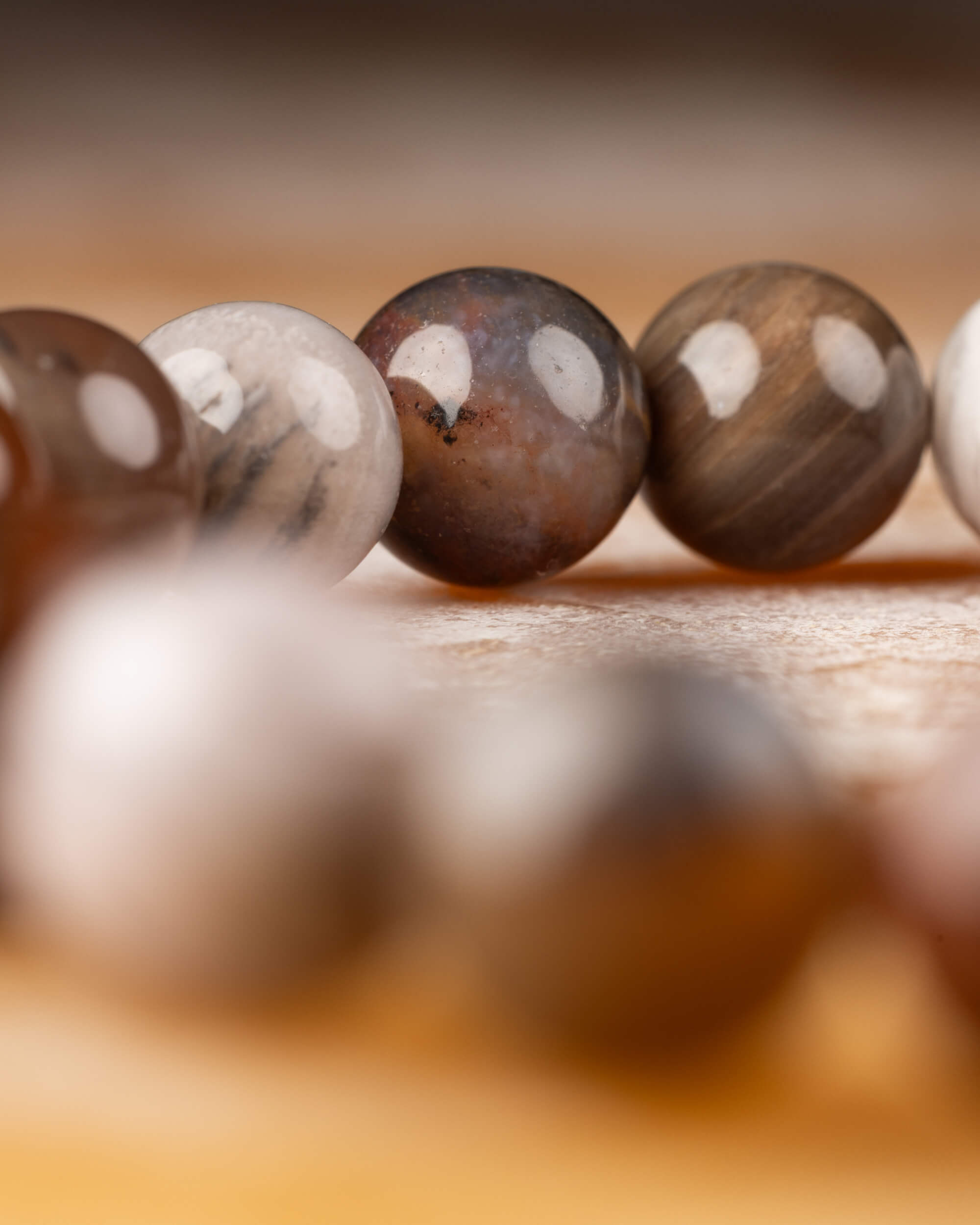 Detalle macro de las cuentas de Madera Petrificada con textura veteada