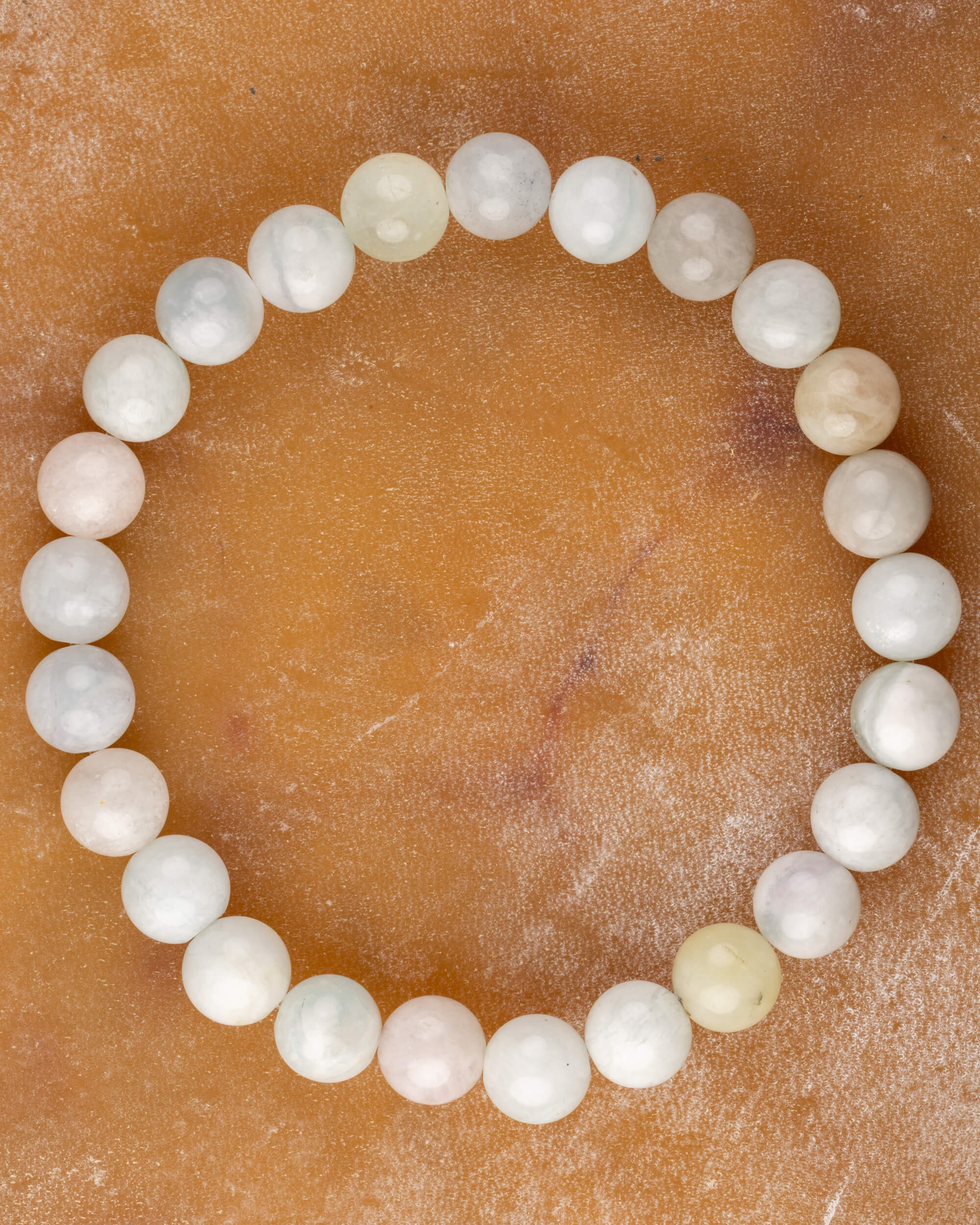 Pulsera de Berilos de 8 mm, pieza completa en círculo sobre superficie ambar