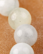 Detalle macro de una cuenta de Berilo amarillo palido junto a tonos blancos
