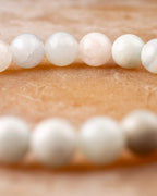 Detalle macro de cuentas de Berilos en tonos blanco, rosa palido y crema