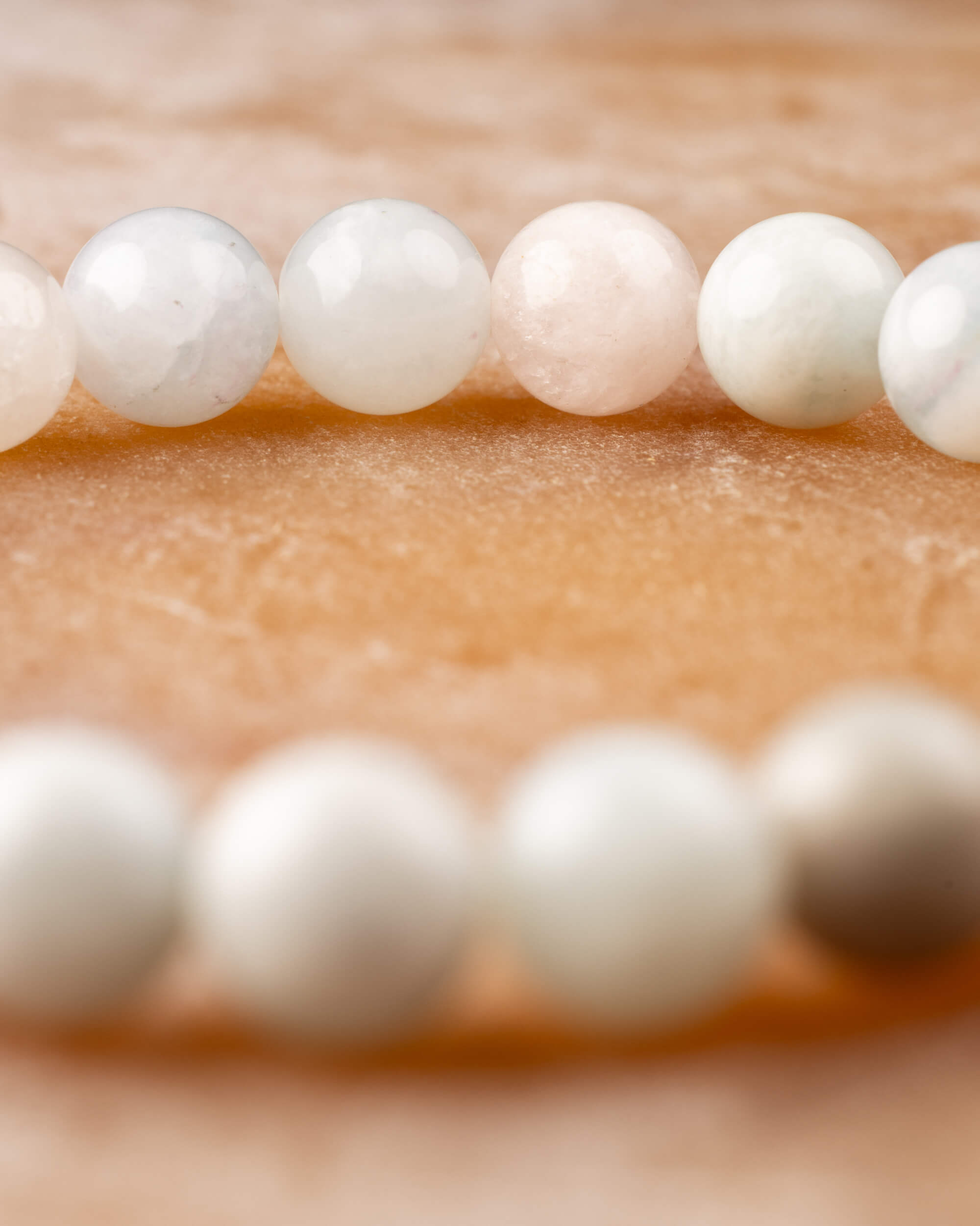 Detalle macro de cuentas de Berilos en tonos blanco, rosa palido y crema