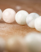Curva de la pulsera de Berilos con cuentas blancas y rosa suave