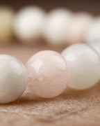 Detalle macro de cuentas de Berilos en tonos rosa palido y blanco