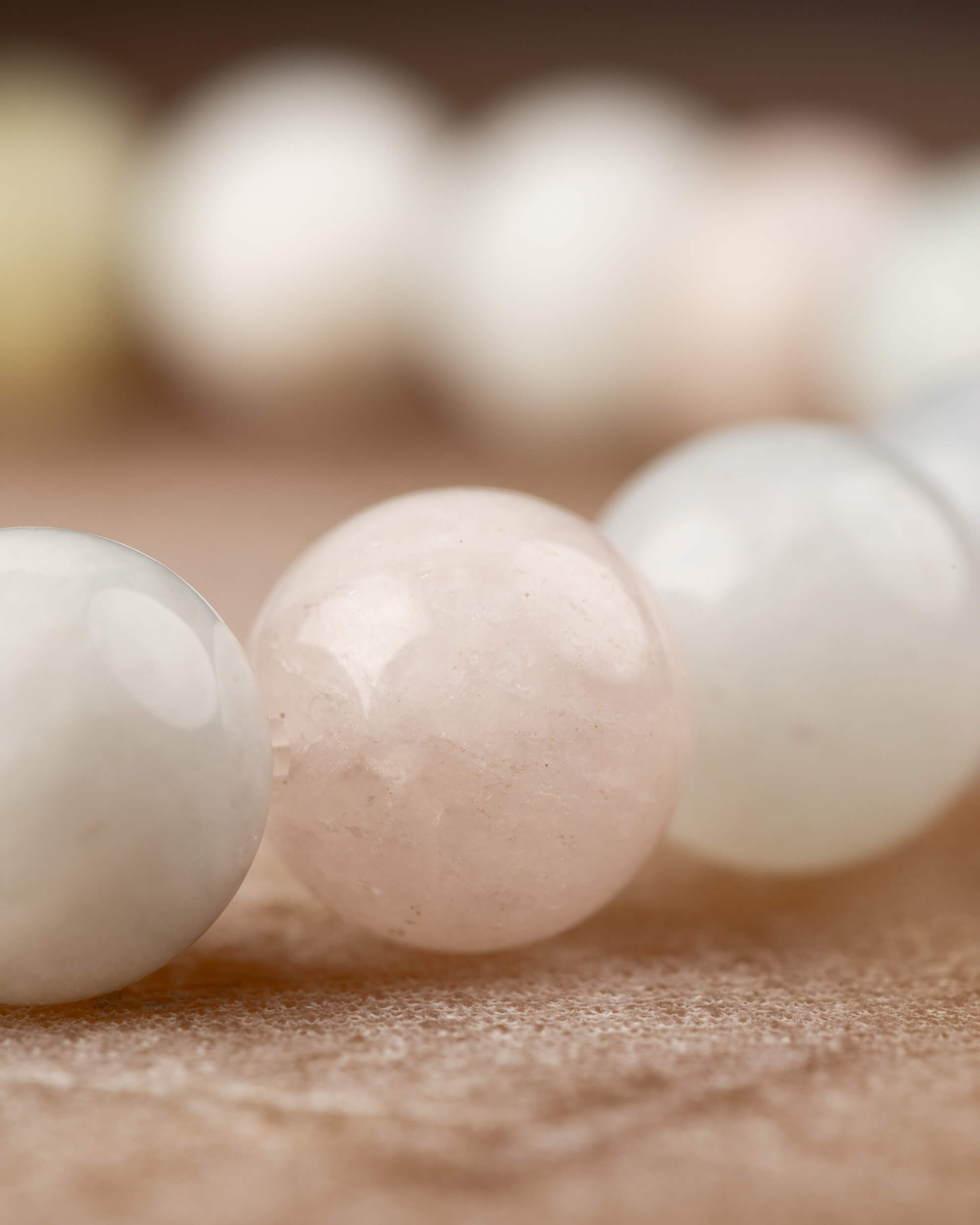 Detalle macro de cuentas de Berilos en tonos rosa palido y blanco