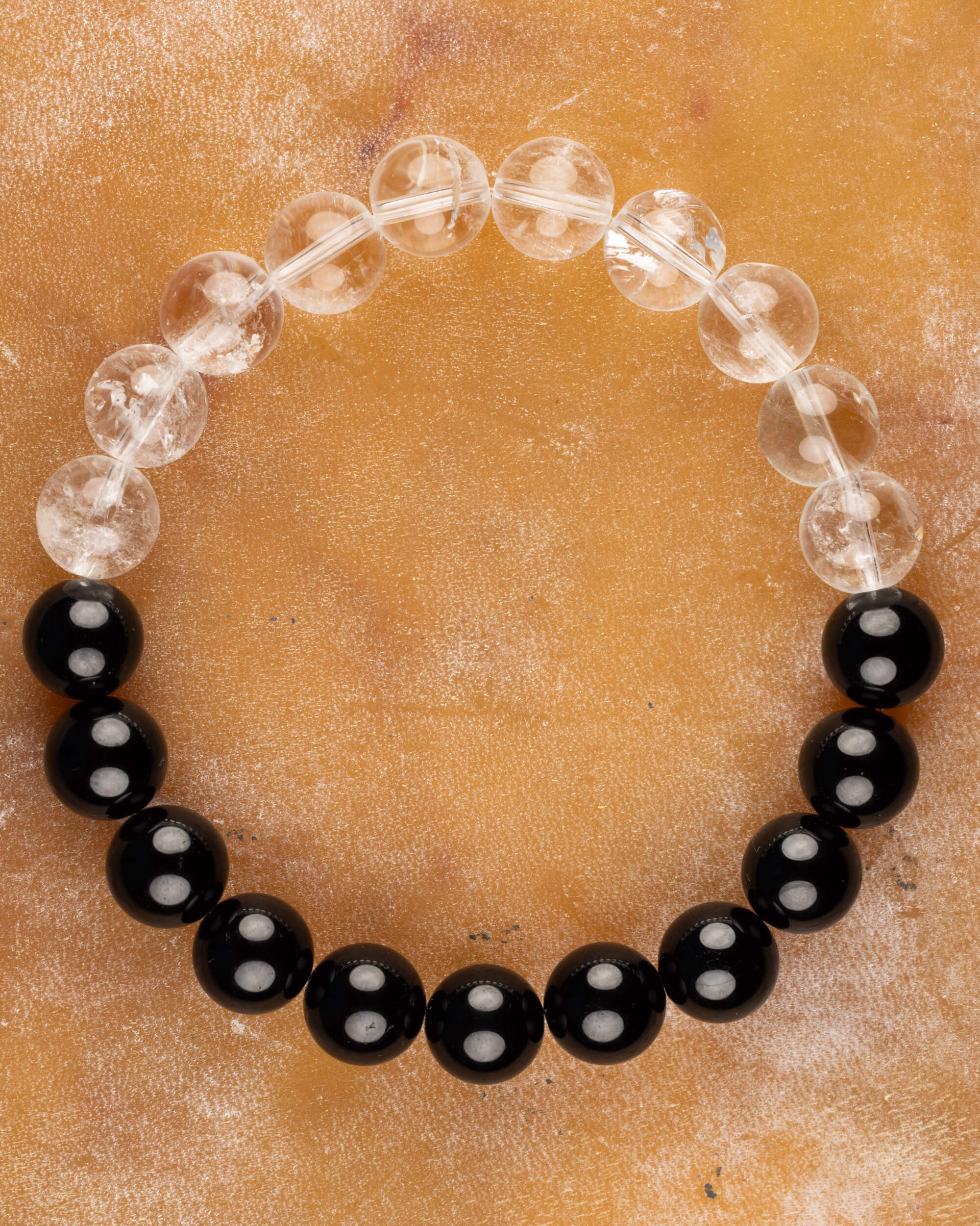 Pulsera de Turmalina Negra y Cuarzo Transparente, pieza completa en círculo mitad y mitad