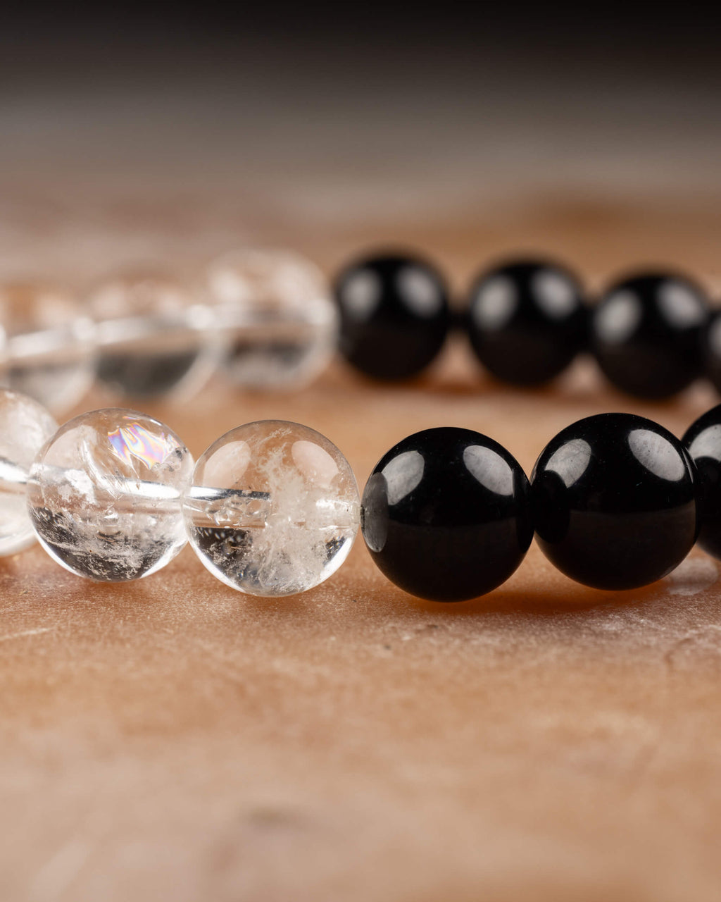 Detalle macro de la union entre Cuarzo Transparente y Turmalina Negra en la pulsera
