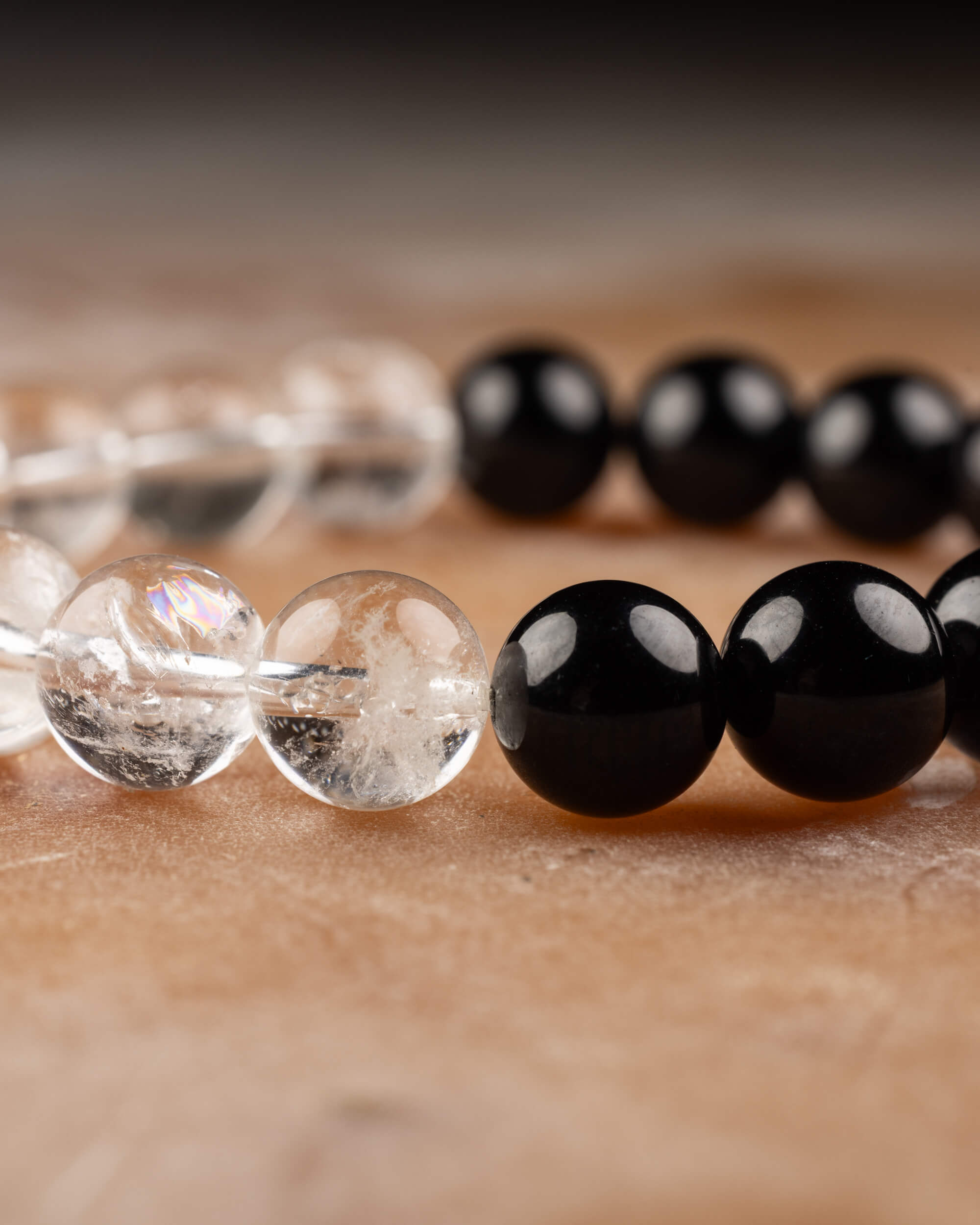 Detalle macro de la union entre Cuarzo Transparente y Turmalina Negra en la pulsera