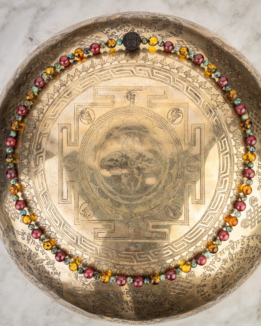 Codificador de Ámbar, Rubí y Turquesa Africana, pieza completa sobre disco grabado dorado